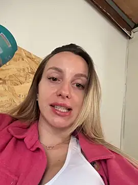 Snapshot of AlexisWhit chatting on 09-28-25, 07:14 AlexisWhit online show from 09-28-25, 07:14