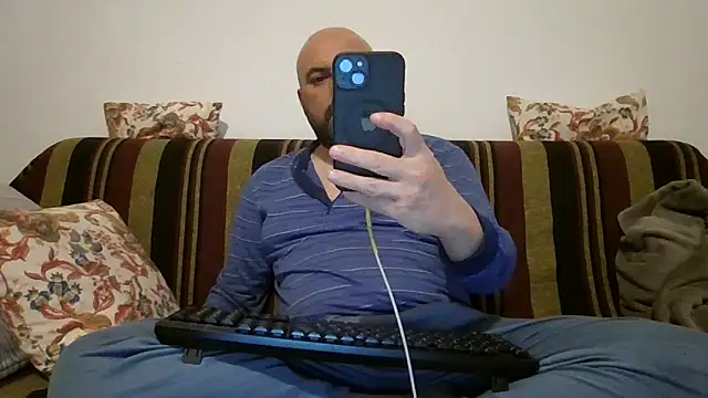 Snapshot of maxxxio12 chatting on 04-22-26, 07:04 maxxxio12 online show from 04-22-26, 07:04