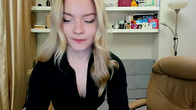 Snapshot of Kara_Smith_ chatting on 12-08-24, 01:24 Kara Smith online show from 12-08-24, 01:24