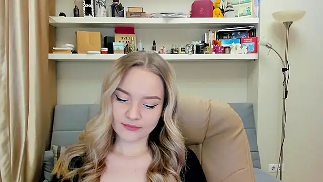 Snapshot of Kara_Smith_ chatting on 01-29-25, 11:35 Kara Smith online show from 01-29-25, 11:35