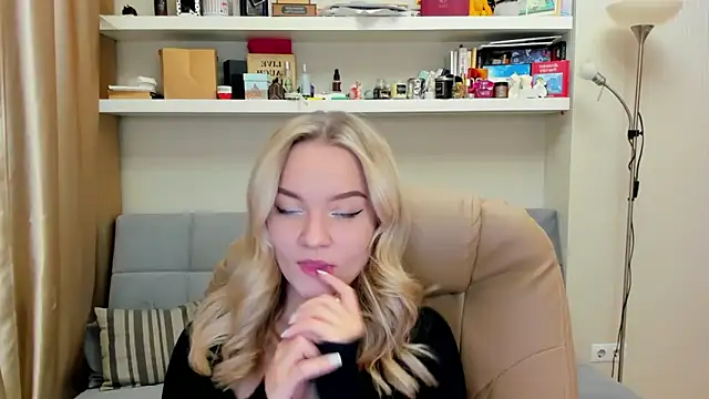 Snapshot of Kara_Smith_ chatting on 02-16-25, 09:27 Kara Smith online show from 02-16-25, 09:27