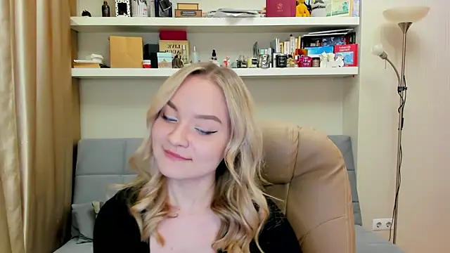 Snapshot of Kara_Smith_ chatting on 03-08-25, 12:44 Kara Smith online show from 03-08-25, 12:44