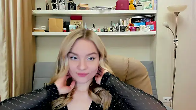 Snapshot of Kara_Smith_ chatting on 03-08-25, 11:49 Kara Smith online show from 03-08-25, 11:49