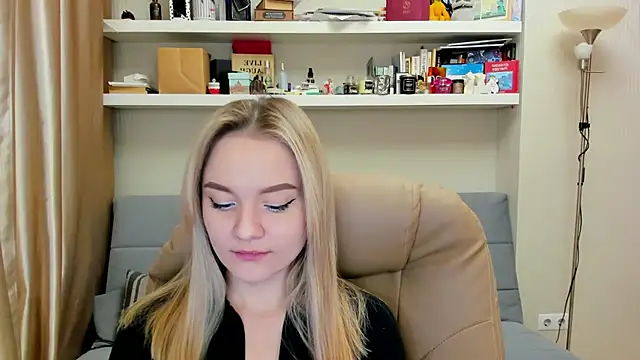 Snapshot of Kara_Smith_ chatting on 03-16-25, 12:12 Kara Smith online show from 03-16-25, 12:12