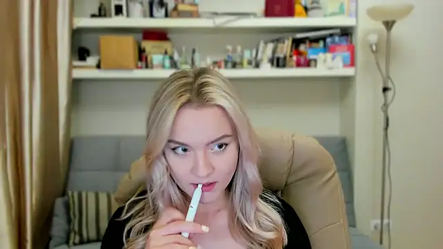 Snapshot of Kara_Smith_ chatting on 09-11-25, 11:27 Kara Smith online show from 09-11-25, 11:27