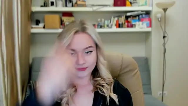 Snapshot of Kara_Smith_ chatting on 10-02-25, 10:39 Kara Smith online show from 10-02-25, 10:39