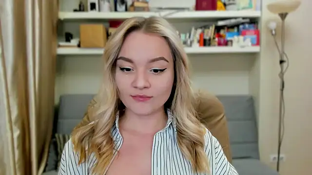 Snapshot of Kara_Smith_ chatting on 10-05-25, 09:02 Kara Smith online show from 10-05-25, 09:02