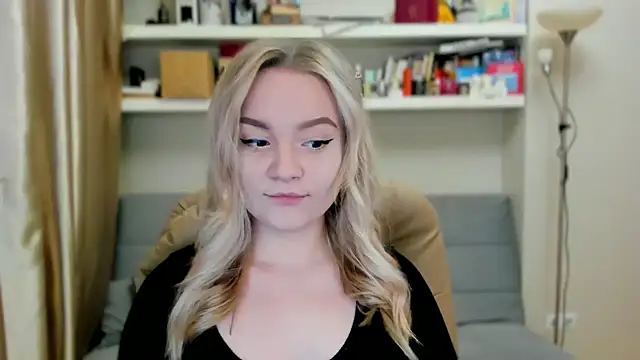 Snapshot of Kara_Smith_ chatting on 10-08-25, 11:13 Kara Smith online show from 10-08-25, 11:13