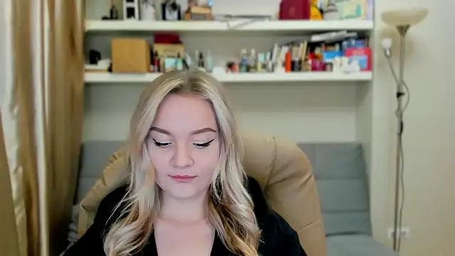 Snapshot of Kara_Smith_ chatting on 10-09-25, 10:41 Kara Smith online show from 10-09-25, 10:41