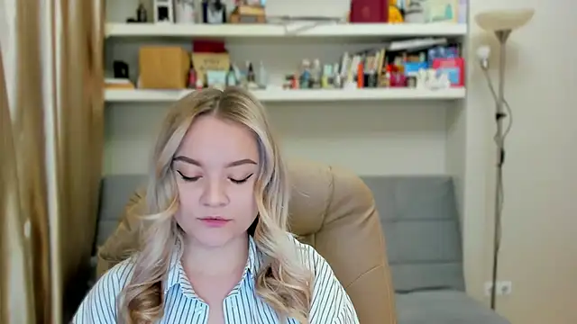 Snapshot of Kara_Smith_ chatting on 10-26-25, 10:36 Kara Smith online show from 10-26-25, 10:36