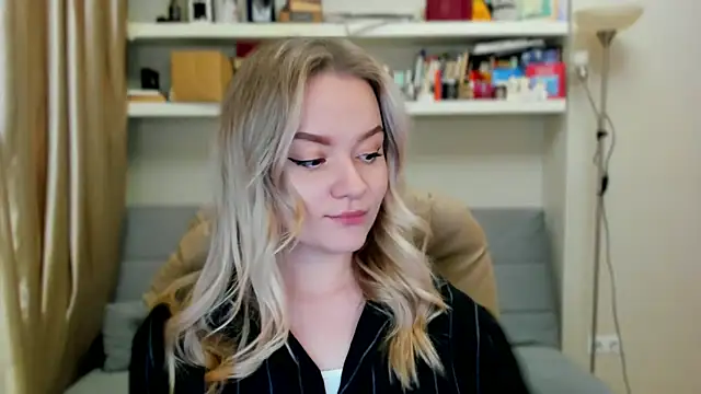 Snapshot of Kara_Smith_ chatting on 11-08-25, 12:44 Kara Smith online show from 11-08-25, 12:44