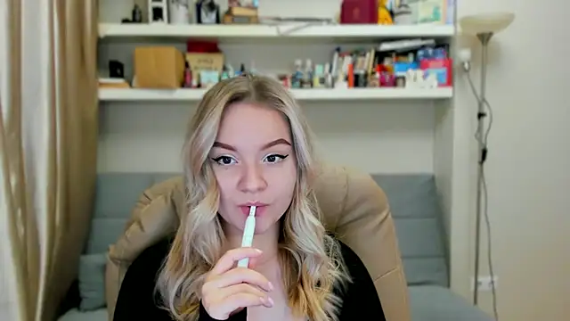 Snapshot of Kara_Smith_ chatting on 11-14-25, 01:26 Kara Smith online show from 11-14-25, 01:26