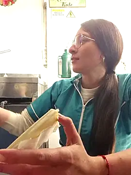 Snapshot of HOLY_DOLL chatting on 10-29-25, 09:38 HOLY DOLL online show from 10-29-25, 09:38