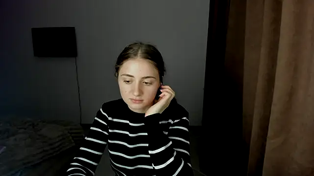 Snapshot of LilyHaart chatting on 10-15-25, 04:18 LilyHaart online show from 10-15-25, 04:18