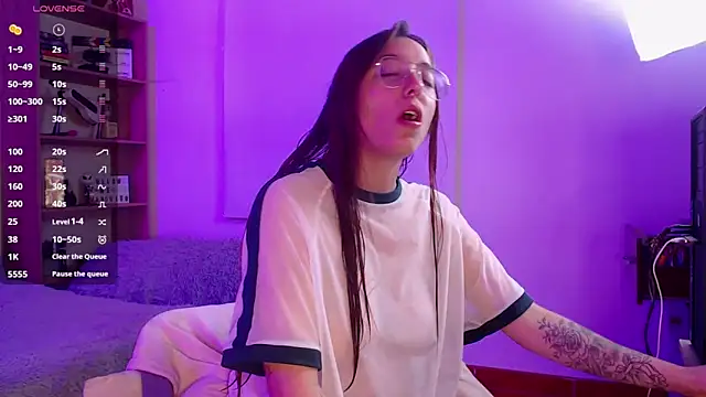 Snapshot of Soy_mangx chatting on 11-18-25, 02:06 Soy mangx online show from 11-18-25, 02:06