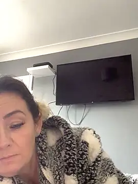 Snapshot of GoldenSquirter chatting on 11-25-25, 12:27 GoldenSquirter online show from 11-25-25, 12:27