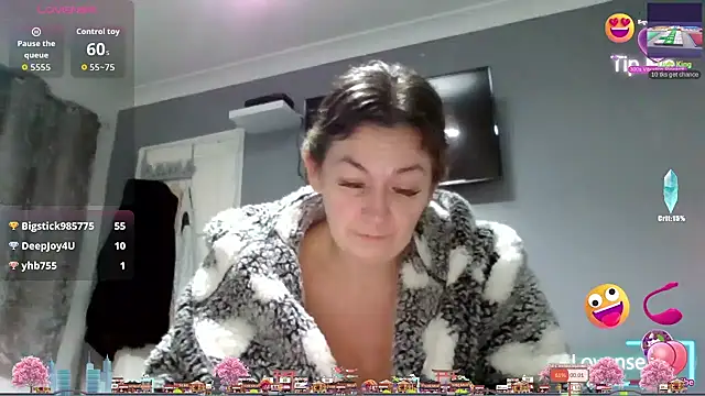 Snapshot of GoldenSquirter chatting on 11-28-25, 10:23 GoldenSquirter online show from 11-28-25, 10:23