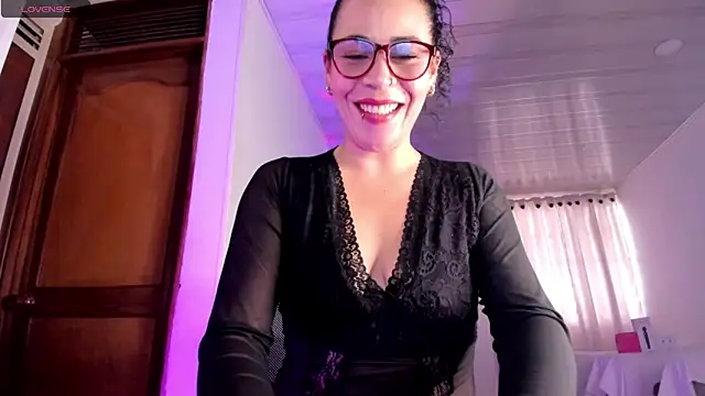 Snapshot of mia_velvet1 chatting on 05-14-26, 01:29 mia velvet1 online show from 05-14-26, 01:29