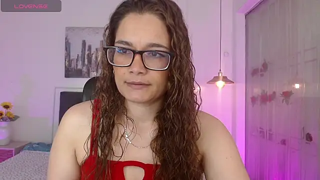 Snapshot of Rose_Thompson1 chatting on 05-06-26, 01:49 Rose Thompson1 online show from 05-06-26, 01:49