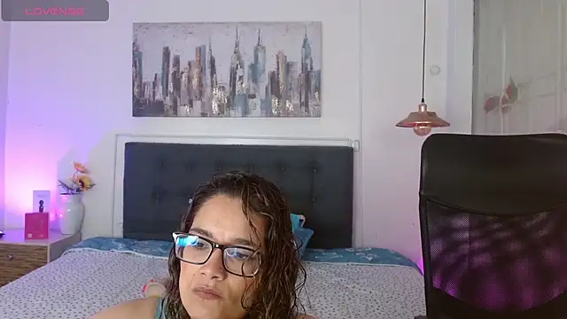 Snapshot of Rose_Thompson1 chatting on 05-09-26, 01:27 Rose Thompson1 online show from 05-09-26, 01:27