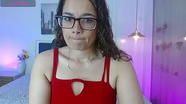 Snapshot of Rose_Thompson1 chatting on 05-13-26, 01:30 Rose Thompson1 online show from 05-13-26, 01:30