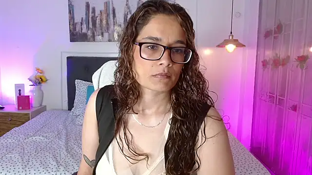 Snapshot of Rose_Thompson1 chatting on 05-17-26, 01:40 Rose Thompson1 online show from 05-17-26, 01:40