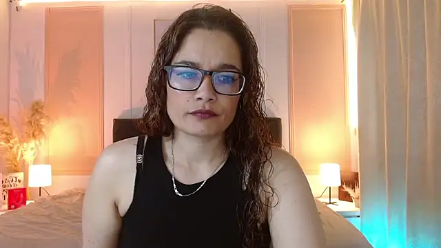 Snapshot of Rose_Thompson1 chatting on 06-07-26, 01:37 Rose Thompson1 online show from 06-07-26, 01:37