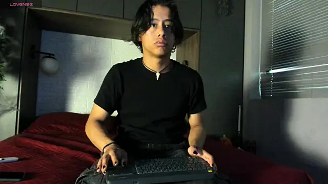 Snapshot of labrinthteasing chatting on 10-27-25, 02:32 labrinthteasing online show from 10-27-25, 02:32