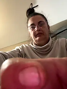 Snapshot of tttttyta chatting on 10-28-25, 01:20 tttttyta online show from 10-28-25, 01:20