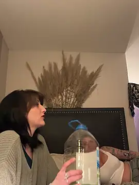 Snapshot of 2brokegirlz chatting on 03-11-25, 06:00 2brokegirlz online show from 03-11-25, 06:00