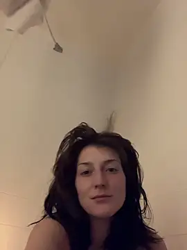 Snapshot of 2brokegirlz chatting on 03-14-25, 07:04 2brokegirlz online show from 03-14-25, 07:04