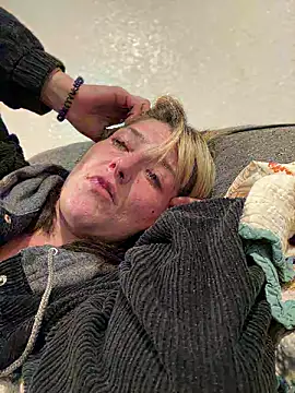 Snapshot of 2brokegirlz chatting on 09-09-25, 09:09 2brokegirlz online show from 09-09-25, 09:09