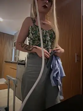 Snapshot of LoganPeny chatting on 03-19-26, 05:33 LoganPeny online show from 03-19-26, 05:33