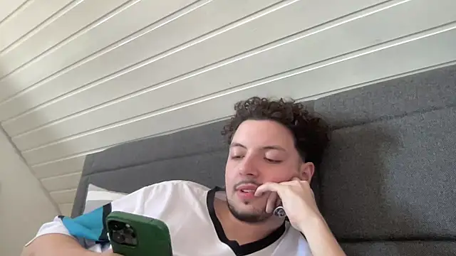 Snapshot of Sabo01 chatting on 03-18-25, 12:47 Sabo01 online show from 03-18-25, 12:47