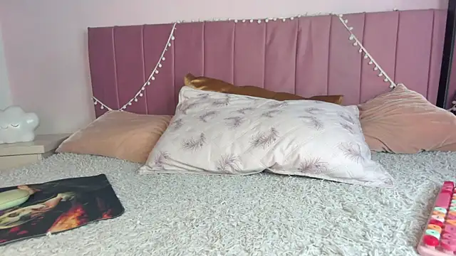 kitty-kryss online show from 11-18-25, 03:49