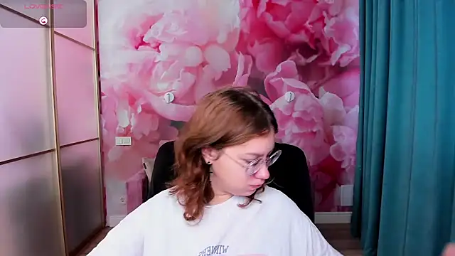 AngelinaLow online show from 10-18-25, 05:21