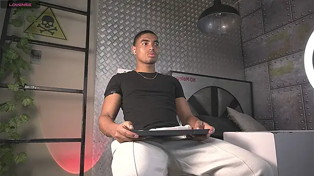 Snapshot of LiamByrne chatting on 06-15-26, 04:15 LiamByrne online show from 06-15-26, 04:15
