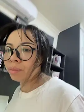 Snapshot of aa520uv chatting on 09-30-25, 01:54 aa520uv online show from 09-30-25, 01:54