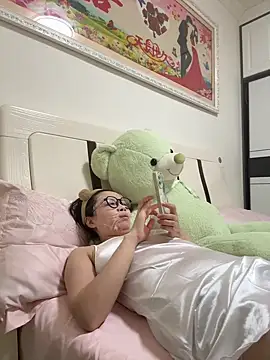 Snapshot of aa520uv chatting on 10-06-25, 03:31 aa520uv online show from 10-06-25, 03:31