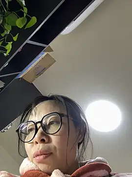 Snapshot of aa520uv chatting on 10-21-25, 11:44 aa520uv online show from 10-21-25, 11:44