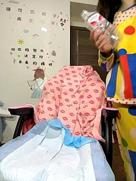 Snapshot of aa520uv chatting on 10-29-25, 12:46 aa520uv online show from 10-29-25, 12:46