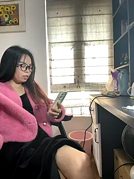 Snapshot of aa520uv chatting on 12-04-25, 04:33 aa520uv online show from 12-04-25, 04:33