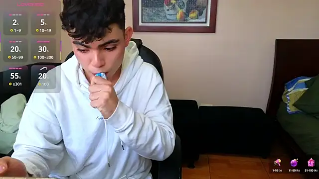 Snapshot of lukeboyce33 chatting on 10-19-25, 09:48 lukeboyce33 online show from 10-19-25, 09:48