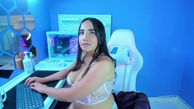 Snapshot of Alice_26_ chatting on 10-23-25, 08:29 Alice 26 online show from 10-23-25, 08:29