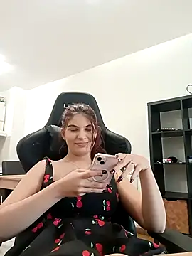 Snapshot of MeCherryy chatting on 10-27-25, 03:05 MeCherryy online show from 10-27-25, 03:05