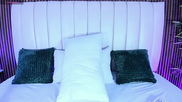 Snapshot of LauraCarther chatting on 02-26-26, 05:23 LauraCarther online show from 02-26-26, 05:23