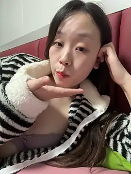 Snapshot of Minnie-66 chatting on 10-19-25, 12:06 Minnie-66 online show from 10-19-25, 12:06