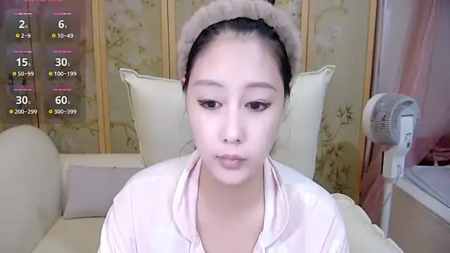 Snapshot of Xiaoxuan-baby chatting on 10-13-25, 02:39 Xiaoxuan-baby online show from 10-13-25, 02:39