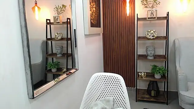 Coral Lise online show from 12-15-25, 11:03