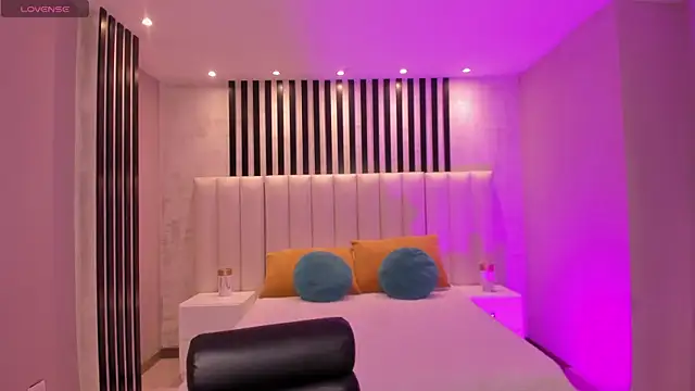 MaiaCollins online show from 11-26-25, 07:15